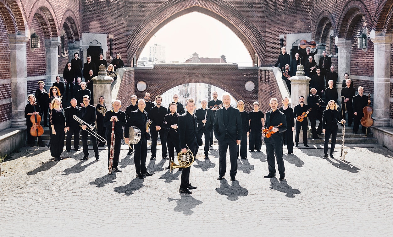 HSO-orkestern på terasstrapporna.